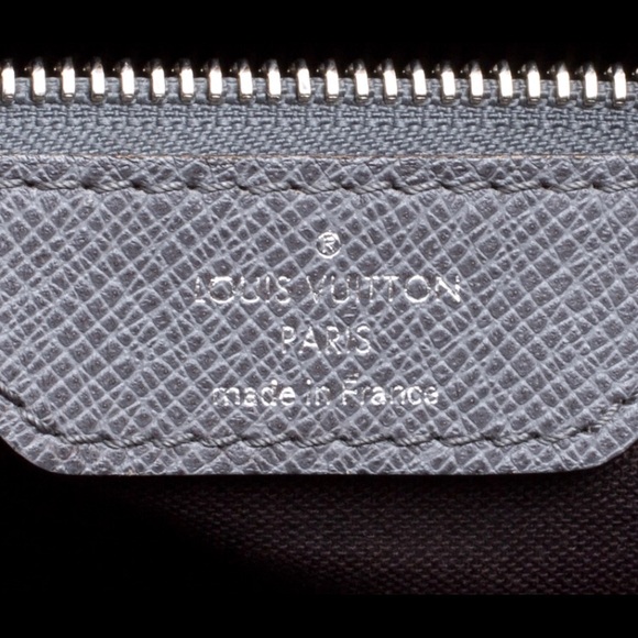 Louis Vuitton Taiga Milo Glacier Messenger Bag - Picture 4 of 4